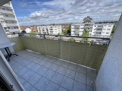 Vollständig renovierte Wohnung mit drei Zimmern sowie Balkon und Einbauküche in Weiterstadt