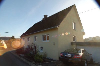 Fellinghausen, modernisiertes, geräumiges Wohnhaus 2 WE 150/80m² mit Garten u. 2 Garagen