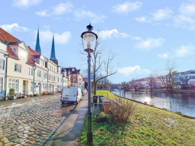 Rarität: Lübecks Postkartenmotiv! Malerisches Altstadthaus in Top-Zustand und 1a-Lage an der Trave!