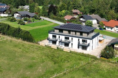 Großzügige 2-Zimmer-Wohnung mit Terrasse und kleinem Garten.