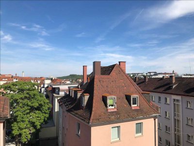 Saniert: Charmante 2-Zimmer-Dachgeschosswohnung in Würzburg Grombühl