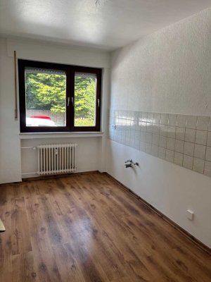 +++ Renovierte 2 Zimmer Wohnung, Balkon, neues Duschbad, Stellplatz möglich +++