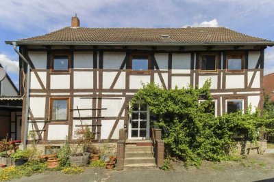 Nur wenige Schritte ins Grüne: Erdgeschosswohnung mit Garten und Kamin