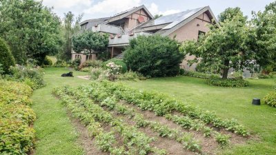 Geräumiges Einfamilienhaus mit separater Praxis und Blick ins Grüne