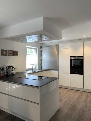 Geschmackvolle, neuwertige 4,5-Raum-Penthouse-Wohnung mit geh. Innenausstattung mit EBK in Nürtingen