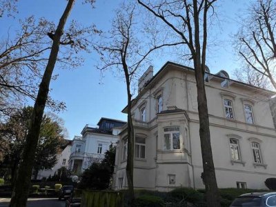 Großzügige 4-6 Zimmer-Altbauwohnung - fußläufig in die Innenstadt !