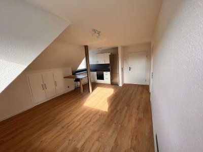 Ruhige 2-Zimmer-Dachgeschosswohnung mit Einbauküche in Pfaffendorf
