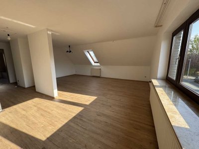 Lichtdurchflutete Frisch Sanierte 3-Zimmer DG-Wohnung in Top Lage Nähe MHH