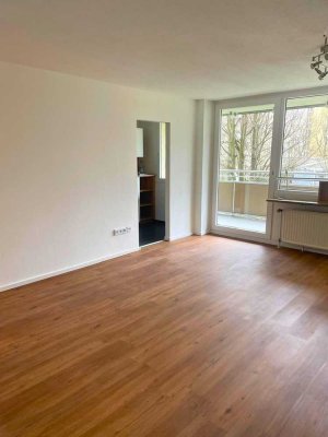 Moderne frisch renovierte 1-Zimmer-Wohnung mit Balkon und Küche in Top-Lage