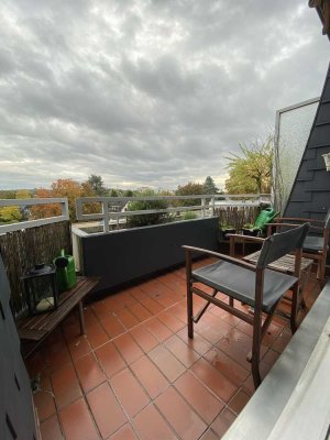 Attraktive, helle 2 Zimmer Dachgeschosswohnung mit „Süd-Balkon“ & Stellplatz von privat