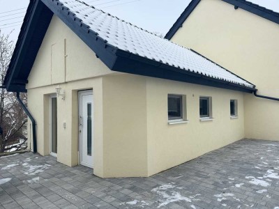 Modernisierte 2-Zimmer-Bungalow-Wohnung mit voll ausgestatteter Küche und Bad sowie Terrasse