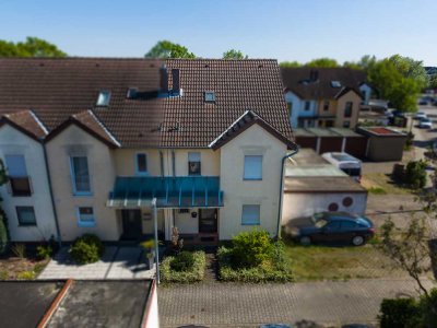 Attraktives, sehr gepflegtes Reihenendhaus, Ausgebautes DG, Garage und Stellplatz. Keine Erbpacht !