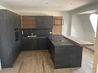 Verliebt auf den ersten Blick: 3-Zimmer-Charme mit Erker und Traumküche im Stadtteil St. Johannis