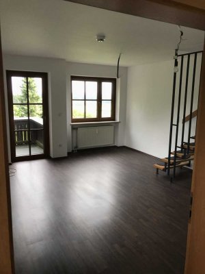 Ansprechende und sanierte 2-Zimmer-Maisonette-Wohnung mit geh. Innenausstattung mit Balkon und EBK