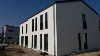 Stilvolle Doppelhaushälfte mit vier Zimmern in Abensberg