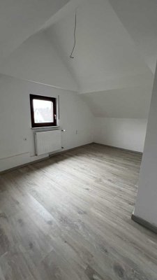 Kernsanierte 2-Zimmer-Dachgeschosswohnung