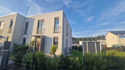 Familienglück im Neuen Heim im Rousseaupark mit gepflegtem Garten