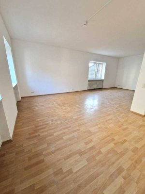 Teilrenovierte helle 3 Zimmerwohnung mit Einbauküche und Balkon