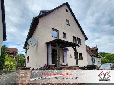 Preiswertes Zweifamilienhaus in Simmelsdorf/Hüttenbach mit Garten und Nebengebäuden