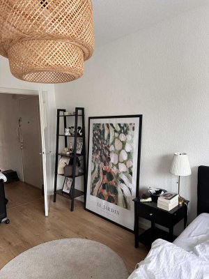 (Nur für Einzelpersonen) Helle Wohnung mit Balkon im 4. OG in Düsseldorf Pempelfort