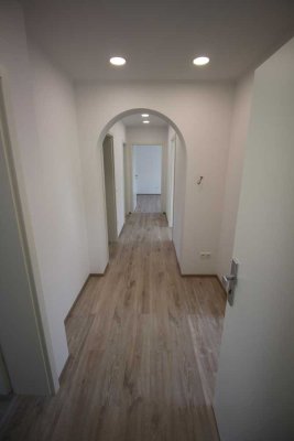 Helle 4-Zimmer-Wohnung mit gehobener Innenausstattung mit Balkon und EBK in Waldkraiburg