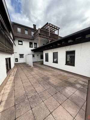 Neuwertige 2-Zimmer-Terrassenwohnung mit Balkon in Altensteig