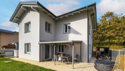 Familienparadies am Waldrand – Modernes Zuhause mit Garten &amp; Spielbereich