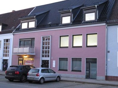 2 -Zi.-Dachgeschoss- Wohnung 60 m² , zentr.Lage; mit EBK; Parkplatz