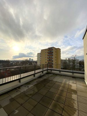 Hochheim - Neuwertige 4-Zimmer-Wohnung im 3. OG mit 2 TG-Plätzen und Aufzug!