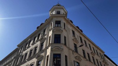 "Wunderschöne Dachgeschosswohnung mit Aufzug und Loggia in saniertem Gründerzeithaus"