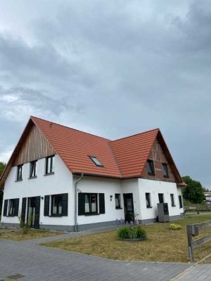 Moderne Doppelhaushälfte im Grünen