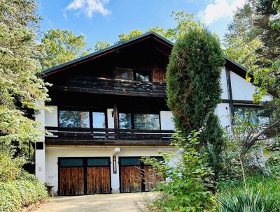 Großzügiges Wohnhaus mit Eichenwald im fränkischen Seenland