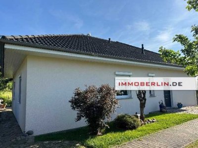 IMMOBERLIN.DE - Wunderbarer Bungalow mit großem Sonnengarten in ländlicher Wohlfühllage