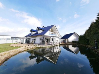 Exklusives Betriebsleiterwohnhaus -  Wärmepumpe, PV-Anlage, Wintergarten und Kamin
