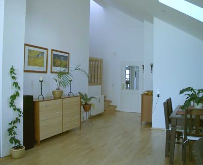 Exklusive, geräumige und neuwertige 3-Zimmer-DG-Wohnung mit Balkon und EBK in Aschheim