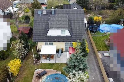 Sonniges Einfamilienhaus mit Pool in zweiter Reihe!