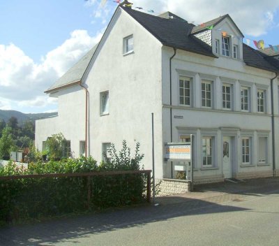 Voll vermietetes Renditeobjekt mit 4 Wohneinheiten, Panoramablick, Garage, Stellplätze