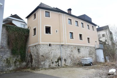 Großes Wohnhaus im Stadtbereich