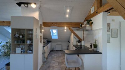 2 Zimmer Dachgeschosswohnung mit Süd-Balkon & zwei Kellerräumen – voll möbliert