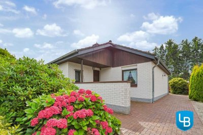 Wohnen bis ins Alter - Walmdachbungalow mit traumhaftem Garten