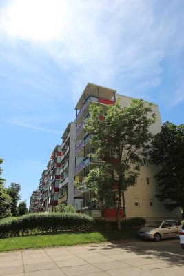 Entspannt leben: Balkon mit Blick ins Grüne, Küche mit Fenster und moderner Aufzug. Bald verfügbar.