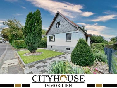 CITYHOUSE: Freistehendes Einfamilienhaus mit viel Potential, traumhaften großen Grundstück, Garage