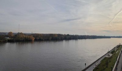 Erstbezug direkt am Rhein: Luxuriöse 3-Zimmer Dachgeschosswohnung mit 2 Balkonen