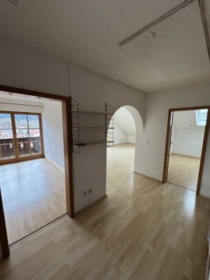 Helle 2,5-Zimmer Dachgeschosswohnung mit Balkon in Oberau