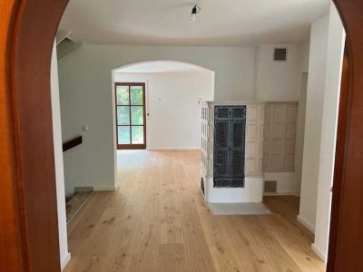 Schönes, neu renoviertes Reiheneckhaus, Doppelgarage (ca. 220 m² Wohn/Nutzfläche).