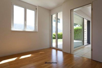 Noch nicht fertiggestelltes Einfamilienhaus mit Pool, Garten und Garage