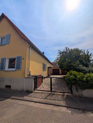freistehendes großes Einfamilienhaus mit vielen Gestaltungsmöglichkeiten in schöner Lage von privat
