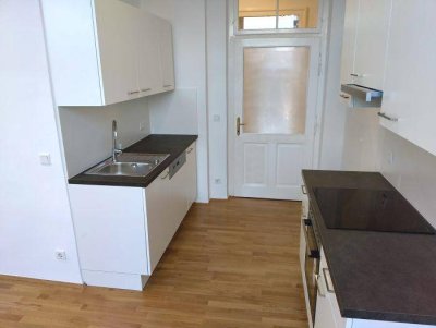 Sanierter 4 ZIMMER-Altbau + ruhiger Balkon + Wohnküche neu möbliert + Bad mit Dusche + extra WC!
