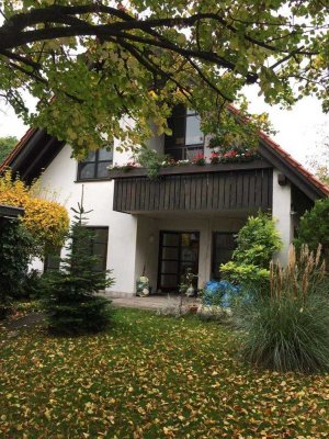 Gepflegte 3-Raum-Dachgeschosswohnung mit Balkon und Einbauküche in Mühlheim