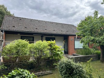 Einfamilienhaus-Bungalow mit Garage und schön gelegenem Grundstück in Adendorf